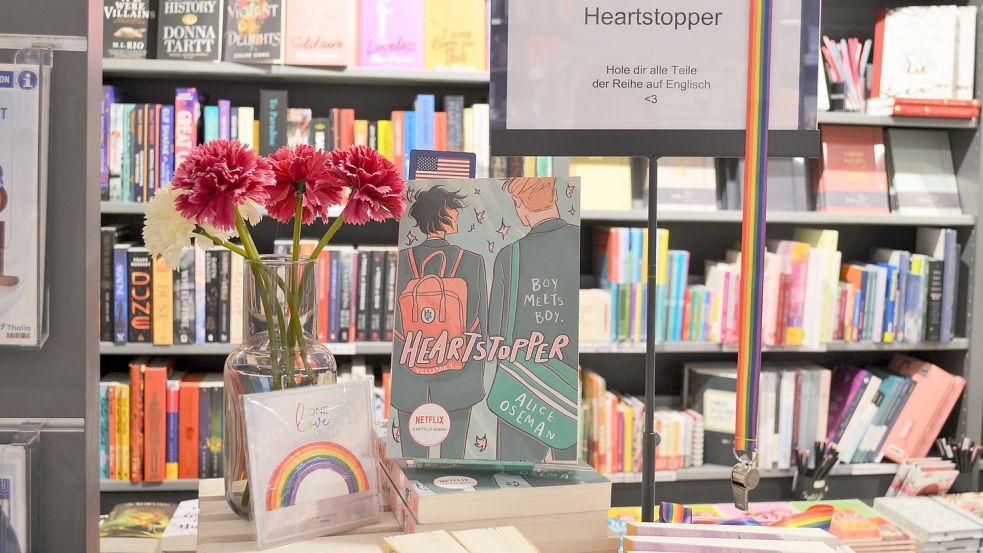 Die Buch-Reihe, die aktuell besonders gut läuft trägt den Titel "Heartstopper" und hat bei Thalia in Emden einen eigenen Tisch. Foto: Hoppe