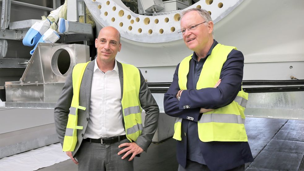 Jost Backhaus (links), operativer Geschäftsführer bei Enercon, und Niedersachsens Ministerpräsident Stephan Weil (SPD) im Gespräch. Foto: Böning