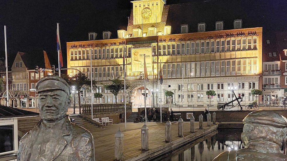 Hier gehen die Lichter aus: Das alte Rathaus (Bild), das Hafentor und die sogenannten Blaue Brücke sollen künftig im Dunkeln nicht mehr angestrahlt werden. Foto: Hanssen/Archiv