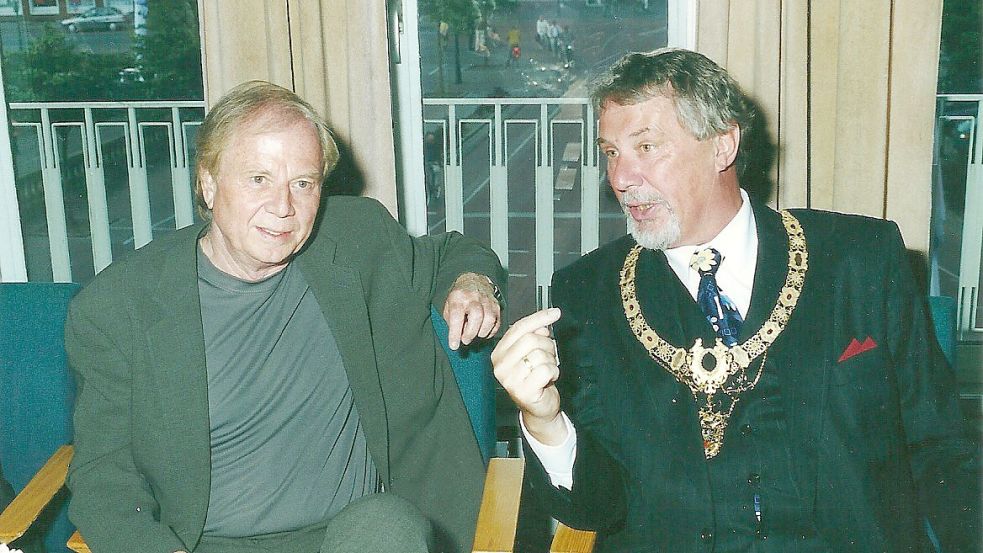 Der frühere Emder Oberbürgermeister Alwin Brinkmann (rechts) im Gespräch mit Wolfgang Petersen. Foto: Privat