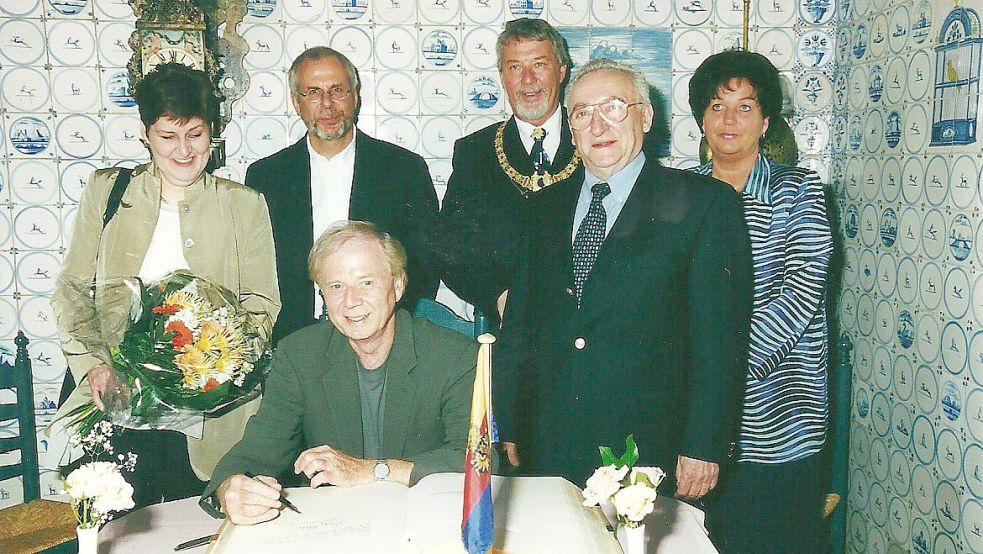Im Juni 2001 trugt sich Regisseur Wolfgang Petersen in das Goldene Buch der Stadt Emden ein. Foto: Privat