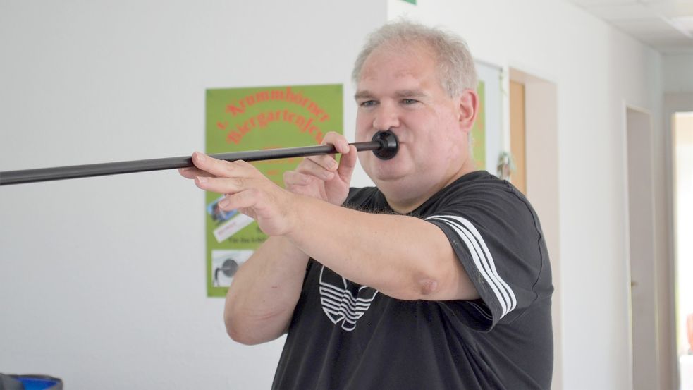 Vorsitzender Kai Dorn zeigt, wie man ein Blasrohr ansetzt. Foto: Hoppe