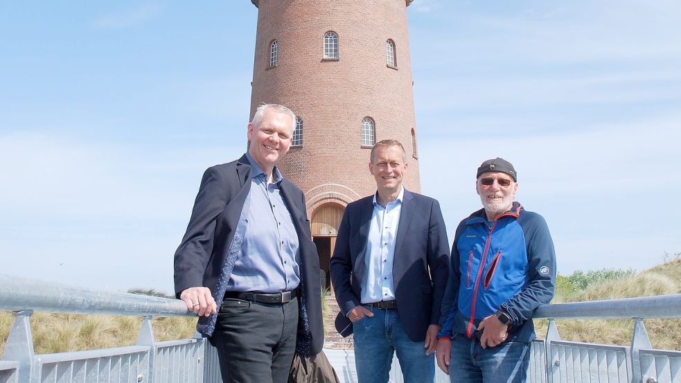 Den Wasserturm als Hintergrund: Wissenschaftsminister Björn Thümler (links) wurde bei seinem Rundgang begleitet von Borkums Bürgermeister Jürgen Akkermann und dem Vorsitzenden des Vereins „Watertoorn Börkum“, Werner Tapper. Foto: Ferber