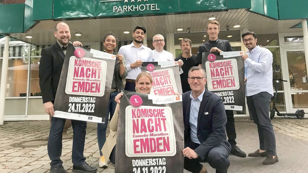 Martje Merten (vorne links), Leiterin des Emder Stadtmarketings, freut sich zusammen mit den Gastronomen und Organisatoren auf die erste „Komische Nacht“ in Emden. Foto: Wagner