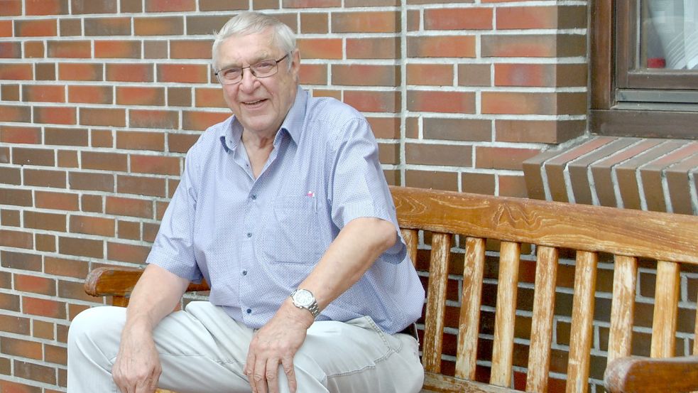 Sitzen ist normalerweise nicht die Stärke von Christian Schöttler. Zumindest nicht, wenn es darum geht, Strackholt aufzuwerten. Foto: Schönig