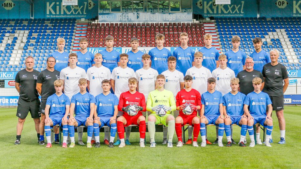 In der U19-Mannschaft von Trainer Carsten Stammermann (mittlere Reihe, Erster von links) spielen auch sieben Ostfriesen. Das sind (hintere Reihe) Luca Prasse (Erster von links), Wilko Docter (Fünfter von links), Paul Marx (Achter von links), Samuel Schönfelder (Neunter von links), (mittlere Reihe) Simon Hoffmannn (Sechster von links), (vordere Reihe) Ole Marx (Zweiter von links) und Mathis Antoni (Dritter von links). Foto: JLZ Emsland