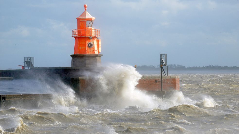 Bei Sturm wird die Westmole mit dem kleinen Hafenfeuer von Wellen umspült. Foto: F. Doden/Archiv
