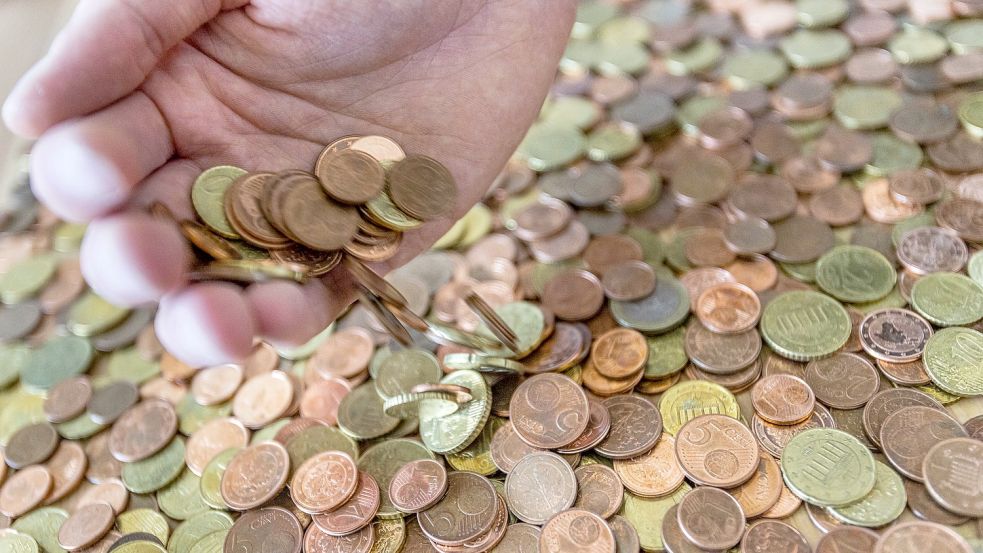 Die Täter erbeuteten auch reichlich Münzgeld - das war aber zu schwer für ihre Tasche. Symbolfoto: von Ditfurth/DPA