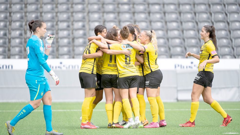 Vier Tore feierten die Berner Frauen zum Saisonauftakt. Foto: Imago