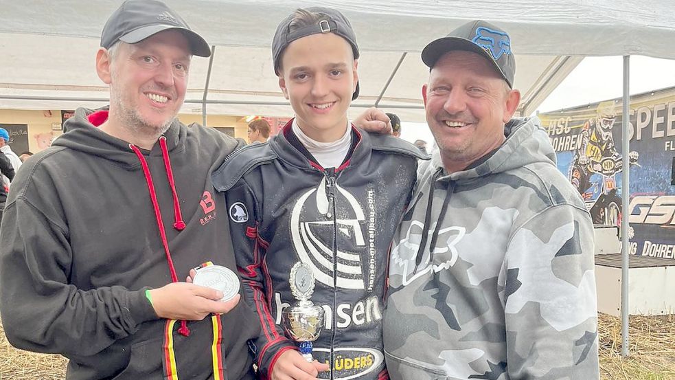 Ben Iken (Mitte) ist hier mit seinem Vater Bernhard (links) und Trainer Meik Lüders zu sehen. Foto: Privat