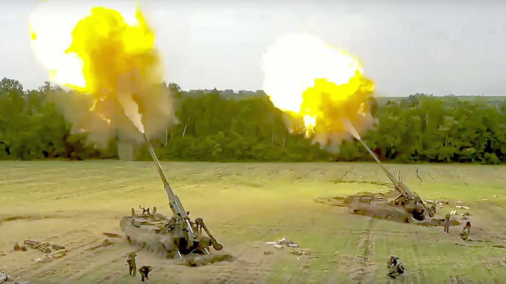 Auf diesem vom russischen Verteidigungsministerium veröffentlichten Videostandbild feuern russische Artilleriegeschütze von Typ Malka von einem nicht genannten Standort in der Ukraine. Foto: picture alliance/dpa/Russian Defense Ministry Press Service/AP