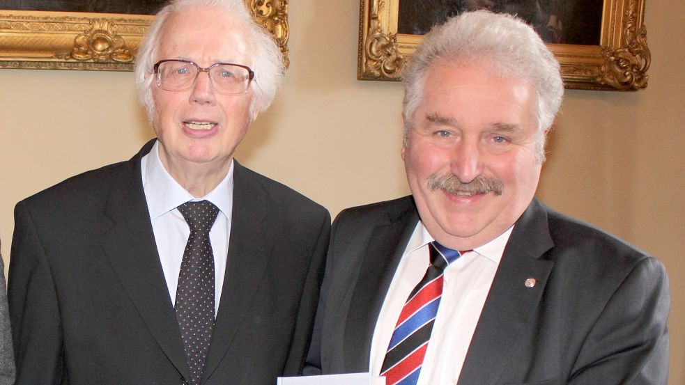 Rico Mecklenburg heute: Das Foto zeigt ihn mit dem Auricher Kunstsammler Dr. Walter Baumfalk (links). Foto: Archiv