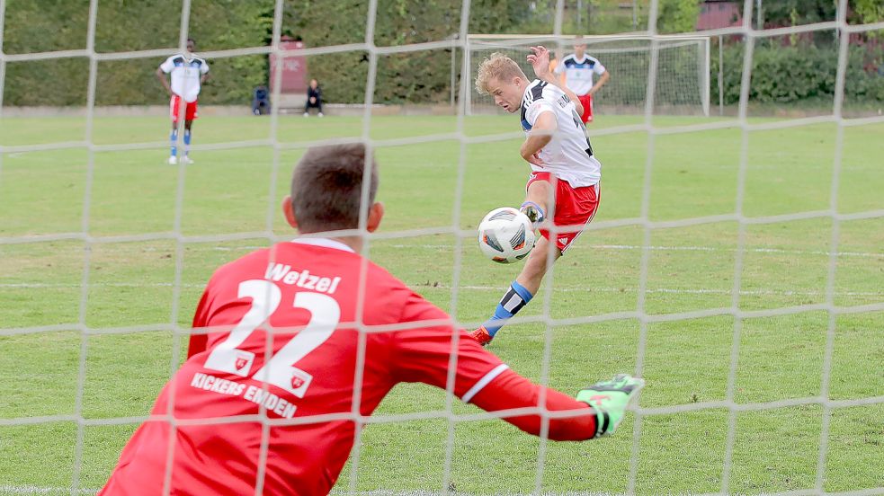 Torhüter Jannik Wetzel war noch der beste Emder, gegen den Elfmeter war er aber dann auch machtlos. Foto: Michael Schwarz