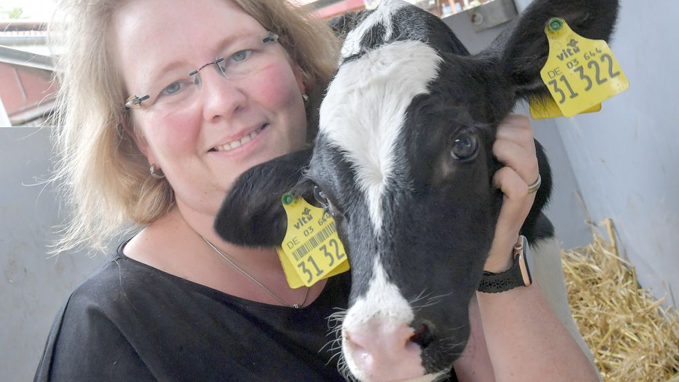 Sigrid Waterholter-Leemhuis versorgt zusammen mit ihrem Mann rund 100 Milchkühe und etliche Kälber. Foto: Ortgies