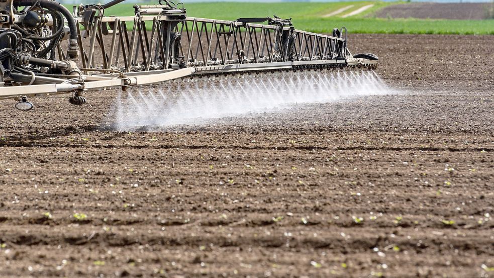Ein Traktor bringt auf einem Acker Pflanzenschutzmittel aus. Der Einsatz solcher chemischer Substanzen ist auf Höfen, die sich Bioland-Kriterien verschreiben, nicht erlaubt. Foto: Armin Weigel/DPA