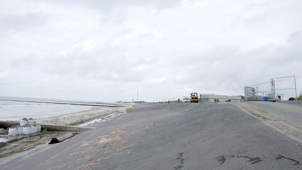 Das Asphaltdeckwerk wird auf etwa 200 Metern mit Wasserbausteinen in Vollverguss ersetzt. Foto: Ferber