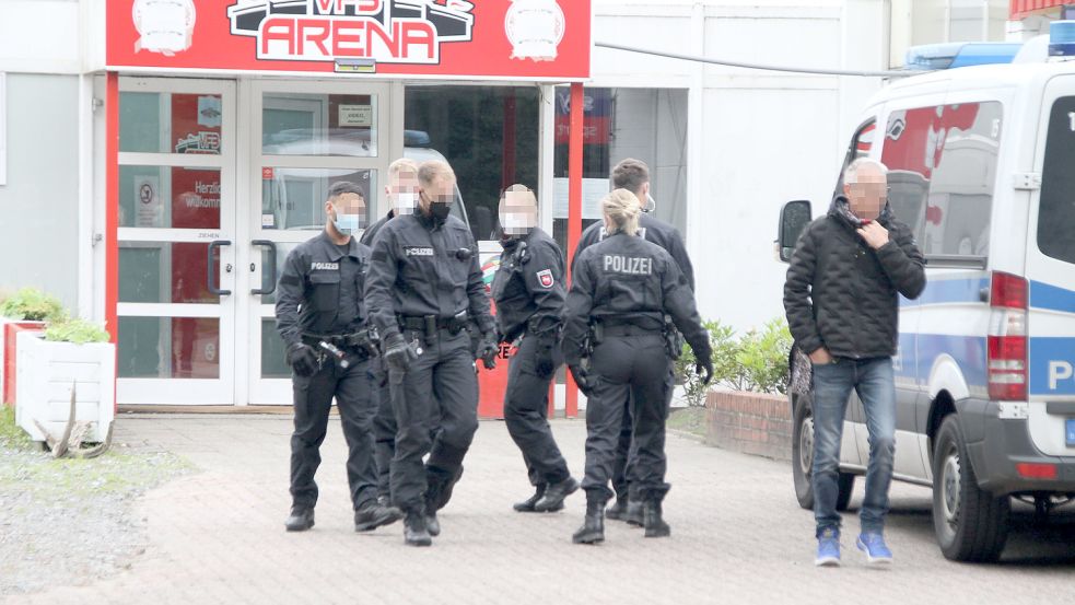 An dieser Halle am Stadion in Wiesmoor sitzt KS Consult offiziell – ebenso wie viele weitere Unternehmen. Bei einer Razzia im Frühsommer wurden dort viele Unterlagen beschlagnahmt. Foto: Archiv