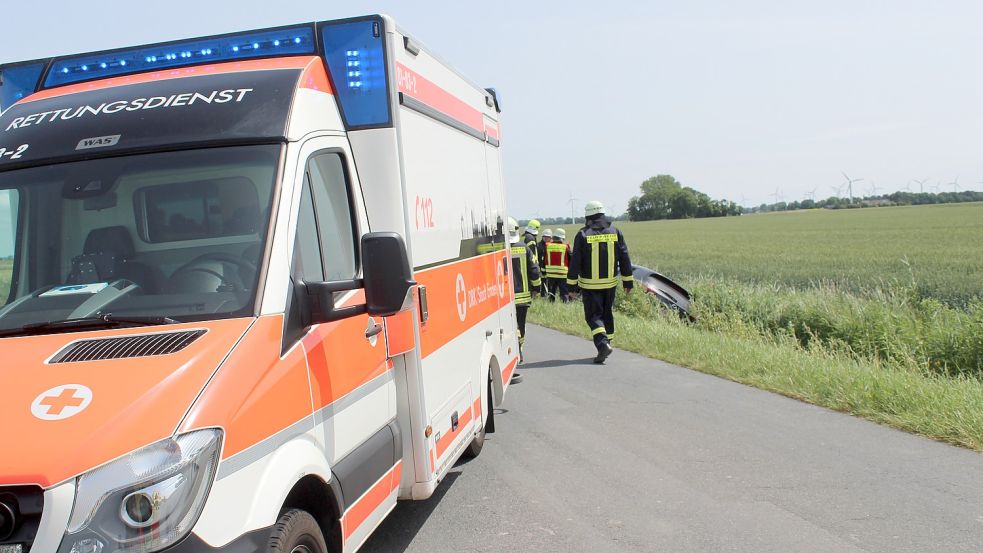 Die Emder Rettungsdienste sind rund um die Uhr im Einsatz - wie hier bei einem Unfall auf der Landstraße zwischen Wybelsum und Rysum Mitte Juni. Foto: Archiv