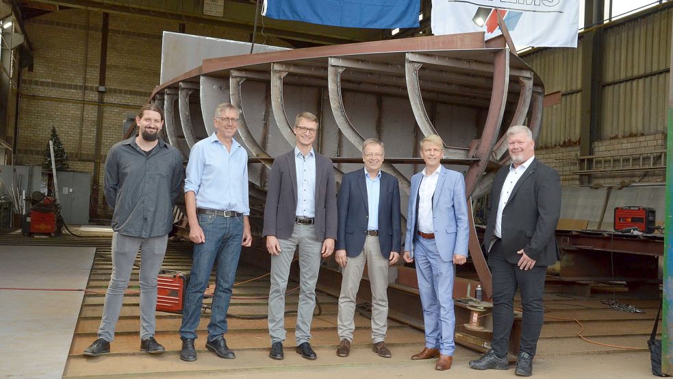 Zur Kiellegung kam man man Mitte Juli in Oldersum zusammen: AG EMS-Projektmanager Raphael Kamphuis (von links), Schiffswerft-Diedrich-Geschäftsführer Jens Schädler, Mariko-Projektmanager Sören Berg, Martin Herrmann von der NBank, AG-Ems-Vorstand Dr. Bernhard Brons und AG-Ems-Inspektor Claus Hirsch. Foto: AG Ems