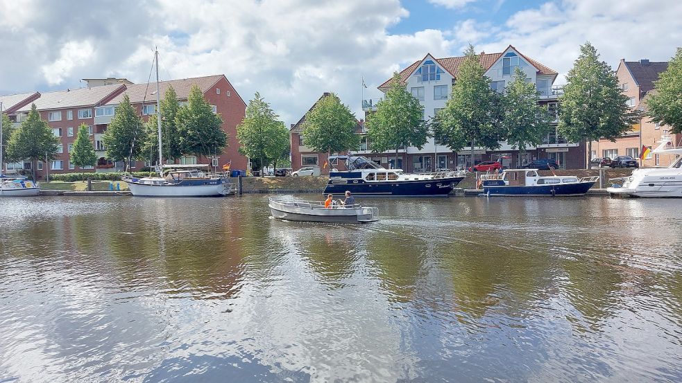 Drei kleine E-Boote gehören bereits zur Flotte der AG Ems. Sie können beim Delftstrand ausgeliehen werden. Foto: Hanssen