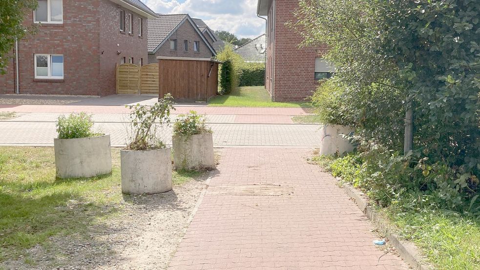 Nun stehen die Blumenkübel so, dass sie Fußgänger und Radfahrer nicht stören. Foto: privat