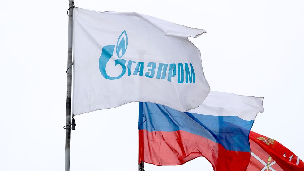 Eine Flagge mit dem Gazprom-Logo weht an einer Niederlassung des russischen Staatskonzerns in St. Petersburg. Foto: DPA