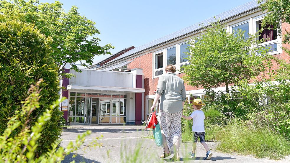 In den Sommerferien investierte die Gemeinde Krummhörn in mehrere Schulen und Kitas – und auch in die Grundschule Jennelt, deren Zukunft weiter ungewiss ist. Foto: Wagenaar/Archiv