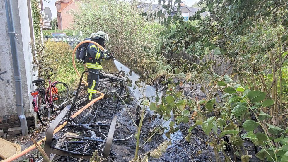 Am vergangenen Freitag löschte die Feuerwehr Unrat unweit des Schuppens, den sie zwei Wochen zuvor löschen mussten. Foto: Wolters/Archiv