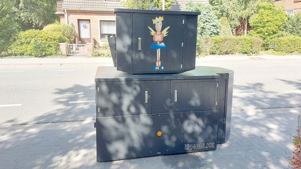 Im vergangenen Jahr waren semi-stationäre Blitzer verschiedener Firmen in Emden getestet worden. Jetzt hat man sich für ein Modell entschieden, das natürlich zu Emden passen muss – mit dem Wappen-Engelke.