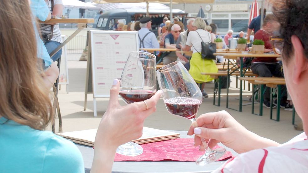 Prost: Im September gibt es wieder ein Weinfest auf der oberen Promenade. Foto: Archiv/Ferber