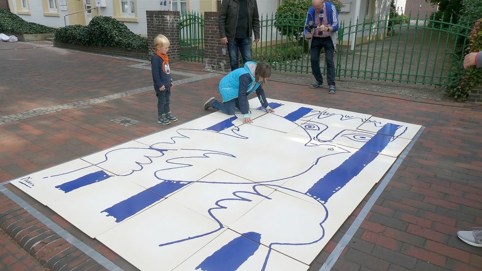 Bei dem Amnesty-International-Stand können Kinder die Friedenstaube puzzeln wie hier auf dem Bild. Foto: Privat