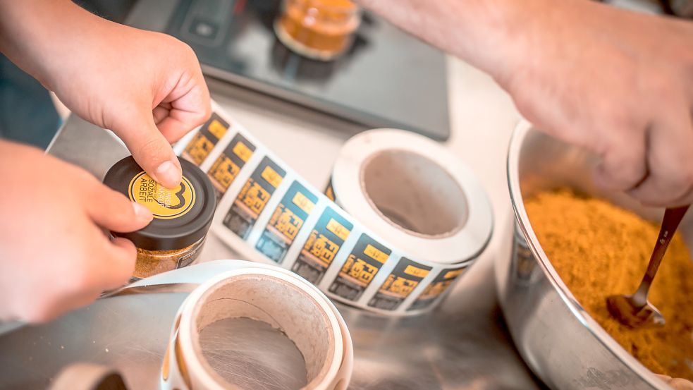 In Gemeinschaftsarbeit werden die Gewürzmischungen zusammengestellt, gemischt, gewogen, verpackt und gelabelt.