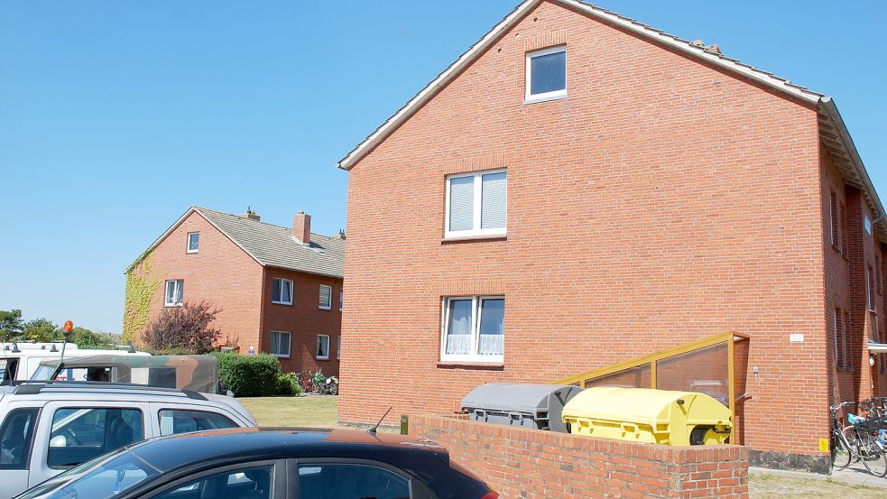 Die Häuser 15 bis 27 an der Upholmstraße sollen aufgestockt werden. Die jetzigen Bewohner können während der Baumaßnahm dort wohnen bleiben. Laut Hanno Oppermann werden die Decken abgedichtet, wenn das Dach abgenommen wird. Er rechne dabei nicht mit großen Problemen. Foto: Ferber