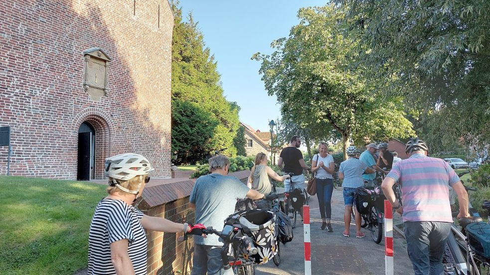 Bei der Kirche in Visquard ballten sich die Radfahrer noch gegen 18 Uhr. Fotos: Hanssen