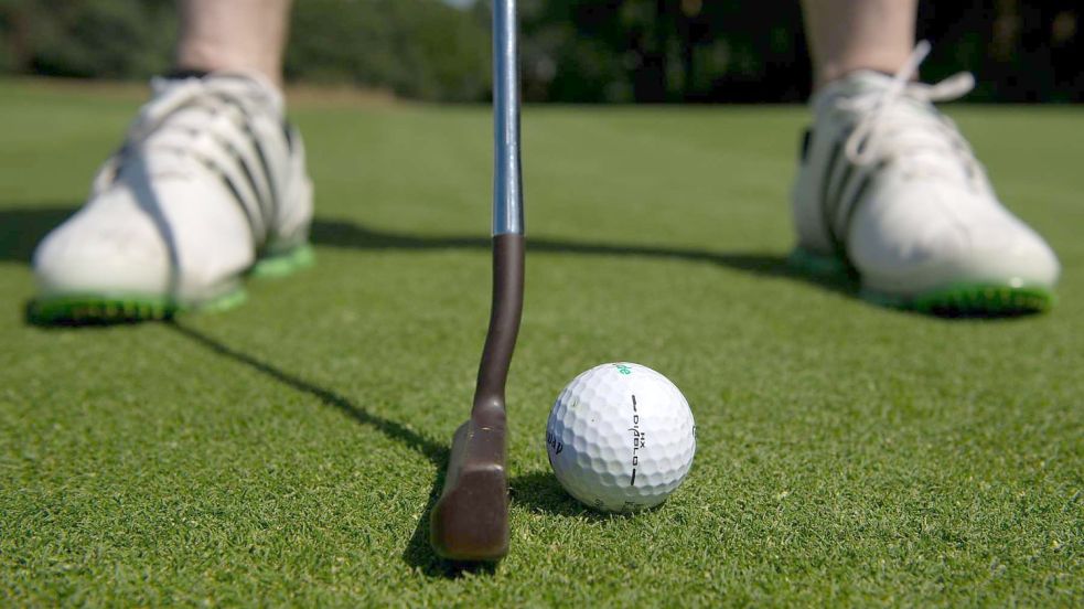 Die Lösung für den insolventen Golfclub Ostfriesland lässt auf sich warten. Von der Stadt Wiesmoor gab es eine Absage. Foto: Kahnert/dpa