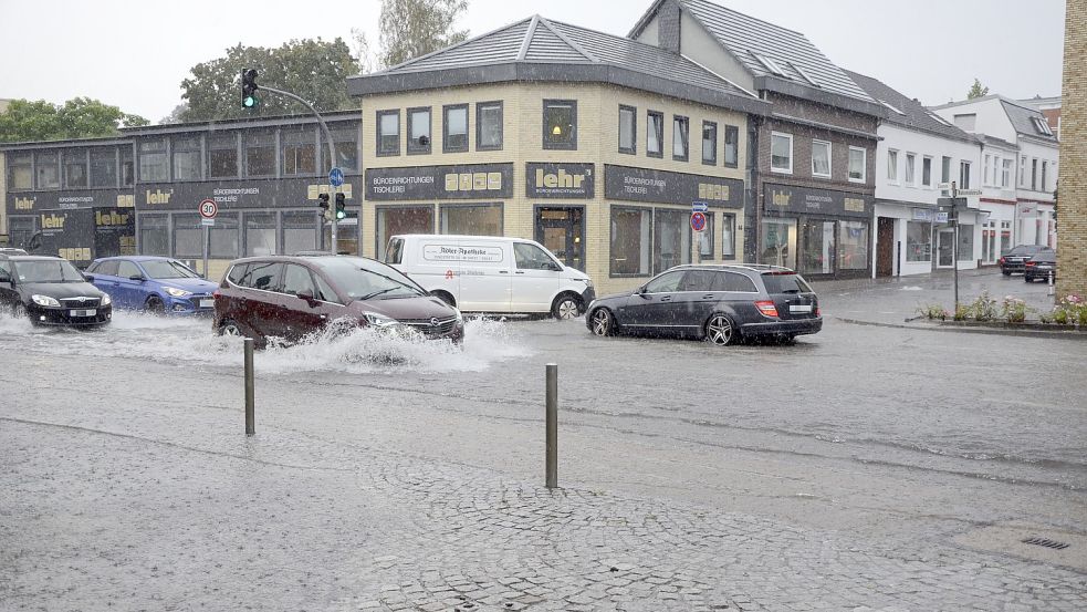 Viele Straßen im Kreis Pinneberg - so wie der Damm - standen am Freitag unter Wasser. Vor allem Pinneberg und Kummerfeld hat der Starkregen getroffen. Foto: Felisa Kowalewski