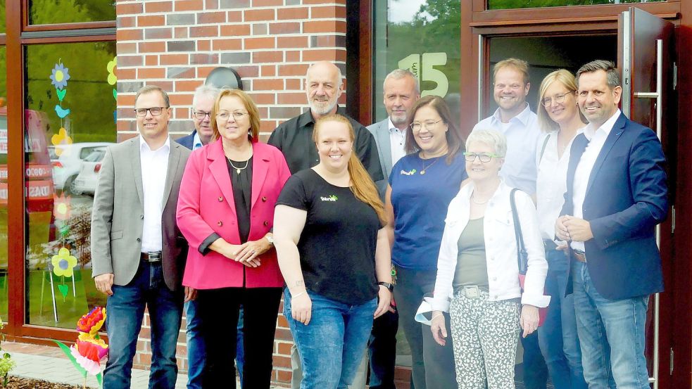Großer Auflauf bei der Eröffnung: Sascha Ukena (Gemeinde Hinte, von links), Frank Baumann (früherer Bürgermeister Krummhörn), Hillgriet Eilers (FDP-Landtagsabgeordnete), Norbert Dubbels (Gemeinde Hinte), Sabrina Köster, Uwe Redenius, Sandra Redenius, Antje Harms (Landkreis Aurich), Matthias Arends (SPD-Landtagsabgeordneter), Bettina Alberts-Tammena (Gemeinde Hinte) und Niedersachsens Minister für Umwelt und Bauen Olaf Lies. Foto: Gemeinde Hinte