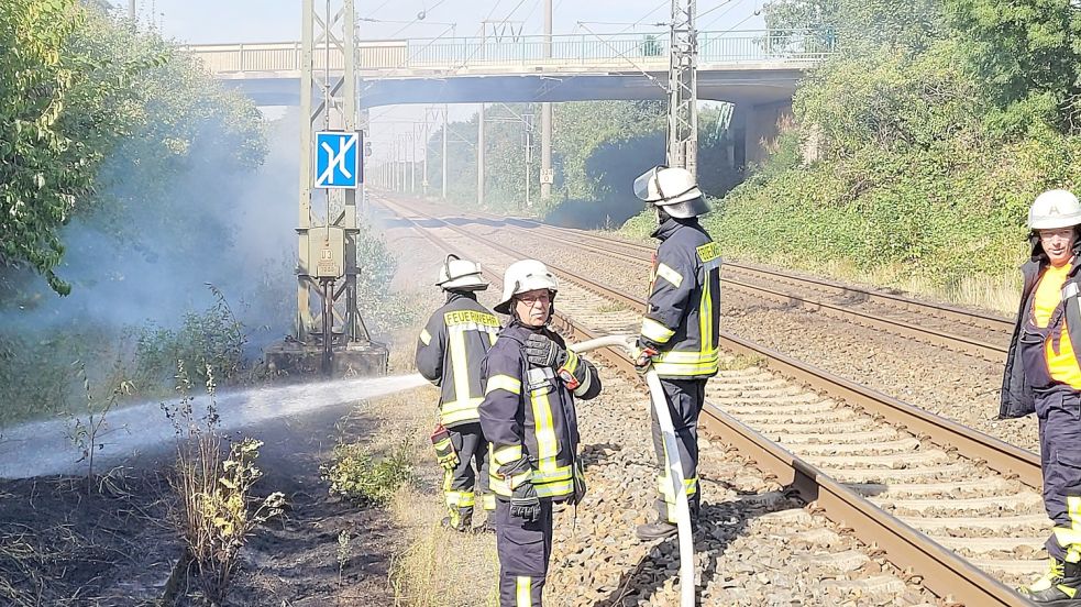 Die Feuerwehr ist unter anderem an den Gleisen entlang der Großen Roßbergstraße in Leer im Einsatz. Foto: Wolters