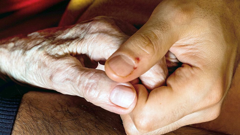 Damit pflegebedürftige Menschen so lange wie möglich selbst bestimmt zu Hause leben können, fordern viele ein Umdenken im Pflegesystem. Symbolfoto: Carsten Koall/dpa