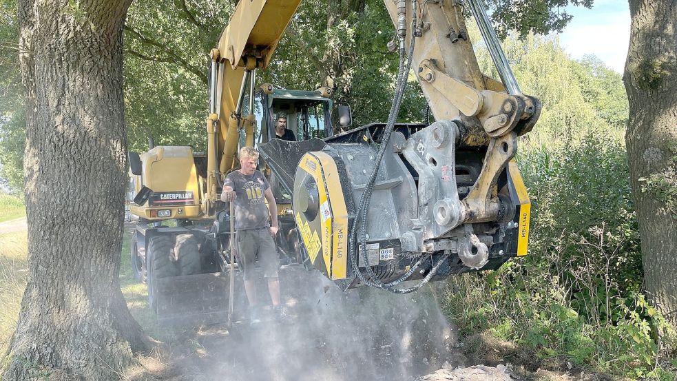 Ein Teilstück des Ostfriesland-Wanderweges in Großefehn wird derzeit saniert. Foto: Bär