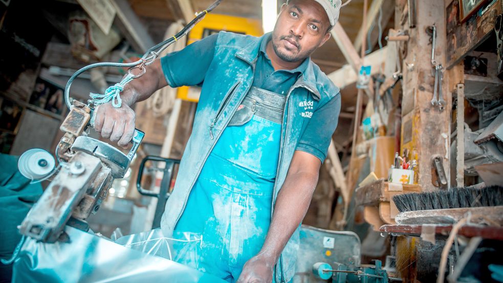 Seit fünf Jahren arbeitet der aus Eritrea stammende Kidane in der Mühle in Spetzerfehn. Er ist Heye Steenblocks rechte Hand.
