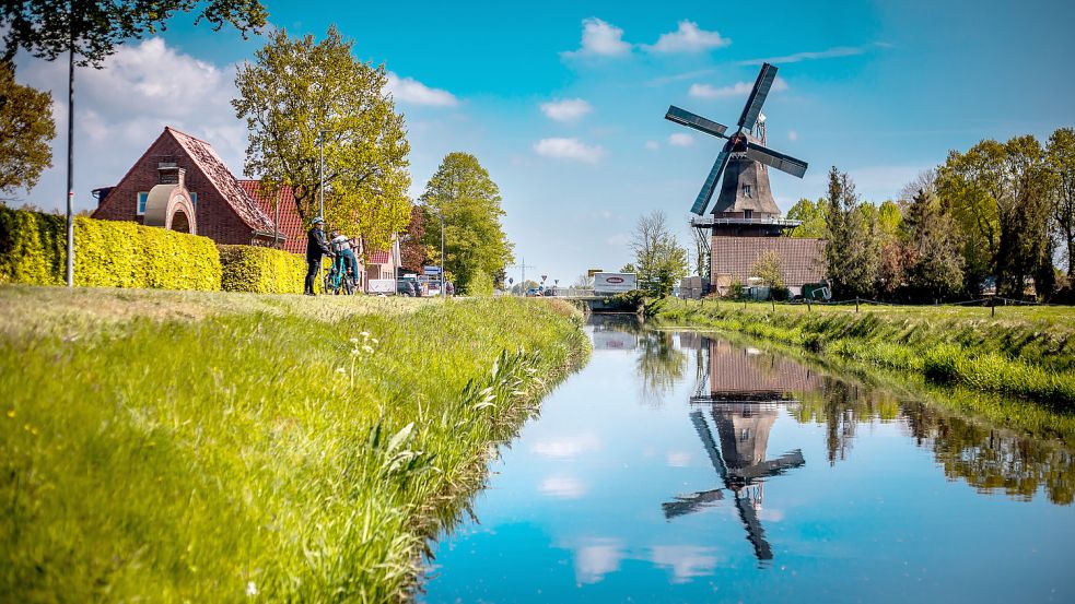Idyllischer Anblick: So sieht die Spetzerfehner Mühle aus, von der Brücke des Ostfriesland-Wanderwegs übers Unterende des Spetzerfehnkanals aus gesehen.