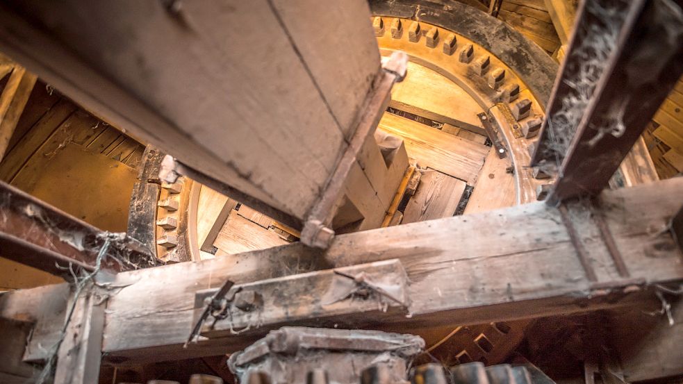 Imposante Technik: Zargen, riesige Zahnräder, dicke Balken in der Mühlenkappe.