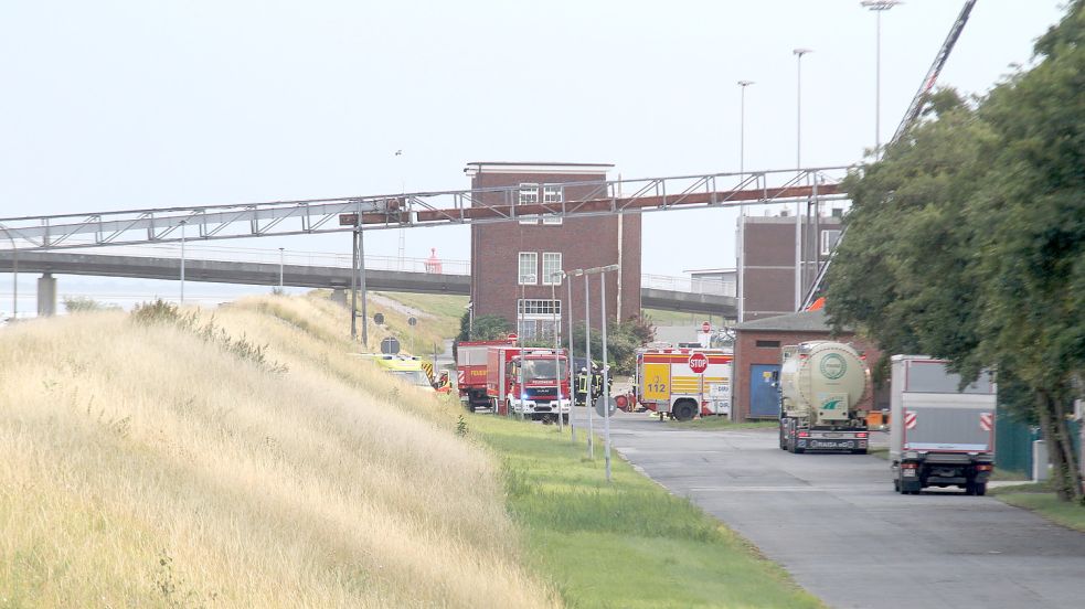 Die Feuerwehr wurde am Mittwochabend in den Emder Hafen gerufen. Dort entzündete sich in einem Silo ein Schwelbrand. Foto: Päschel