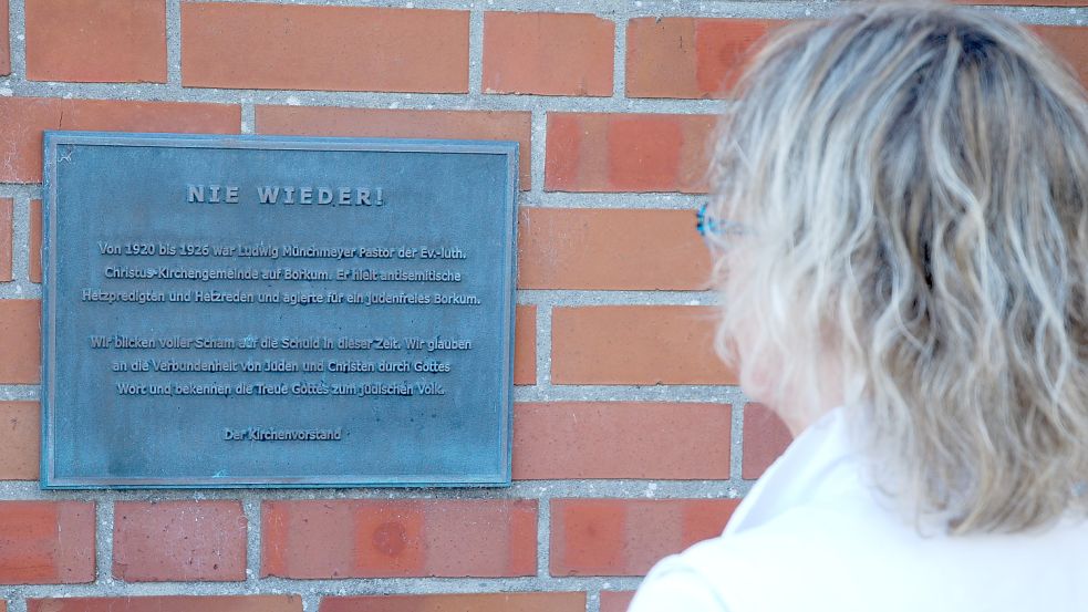 „Nie wieder!“: Im Juni 2014 ist diese Gedenktafel an der „Arche“ enthüllt worden. Foto: Ferber