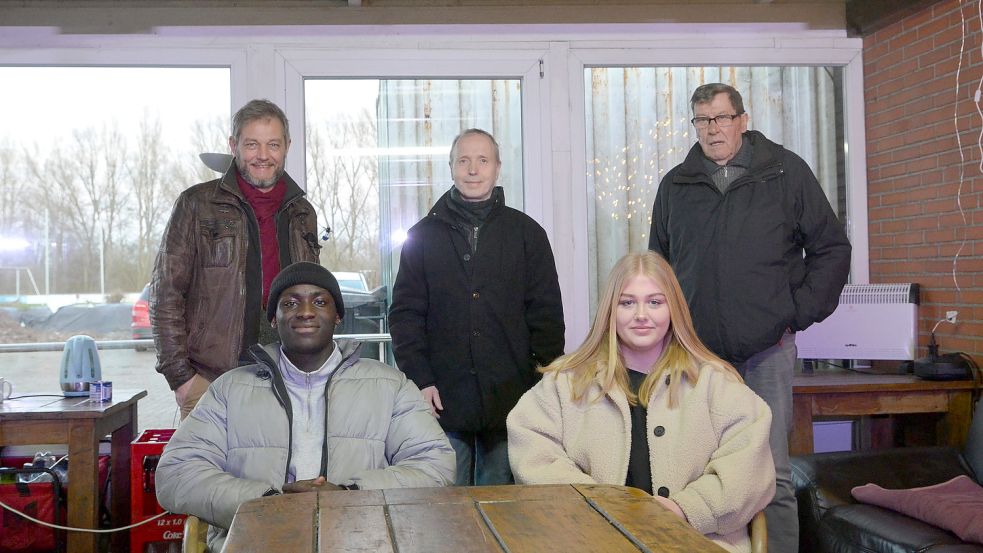 In Greetsiel hat die Jugend einen Treffpunkt beim TV. Das Bild zeigt die drei Projekt-Ansprechpartner Pastor Hartmut Lübben (stehend von links), Volker Kaliszewski und Greetsiels Ortsvorsteher Gerd Wellbrock sowie Isaac Badu und Lotta Lübben. Die beiden tragen zusammen mit Leon Van der Ploeg die Verantwortung auf Seite der Jugendlichen. Archivfoto: Hillebrand