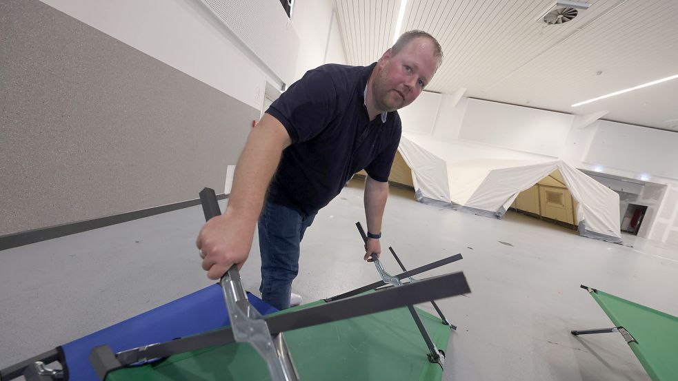 Der Leiter der neuen Gemeinschaftsunterkunft, Stephan Oelrichs, baute am Donnerstag die ersten Feldbetten auf. Foto: Hock