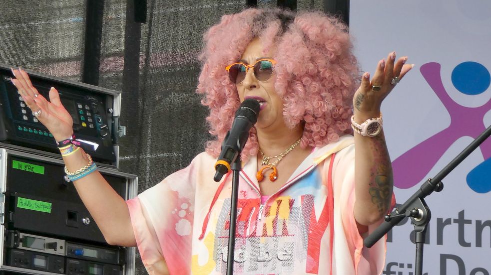Esther Filly Ridstyle gehörte zu den Künstlern, die beim CSD auftraten. In Erinnerung an Malte C., sang sie "Halleluja" von Leonhard Cohen. Foto: Mühring