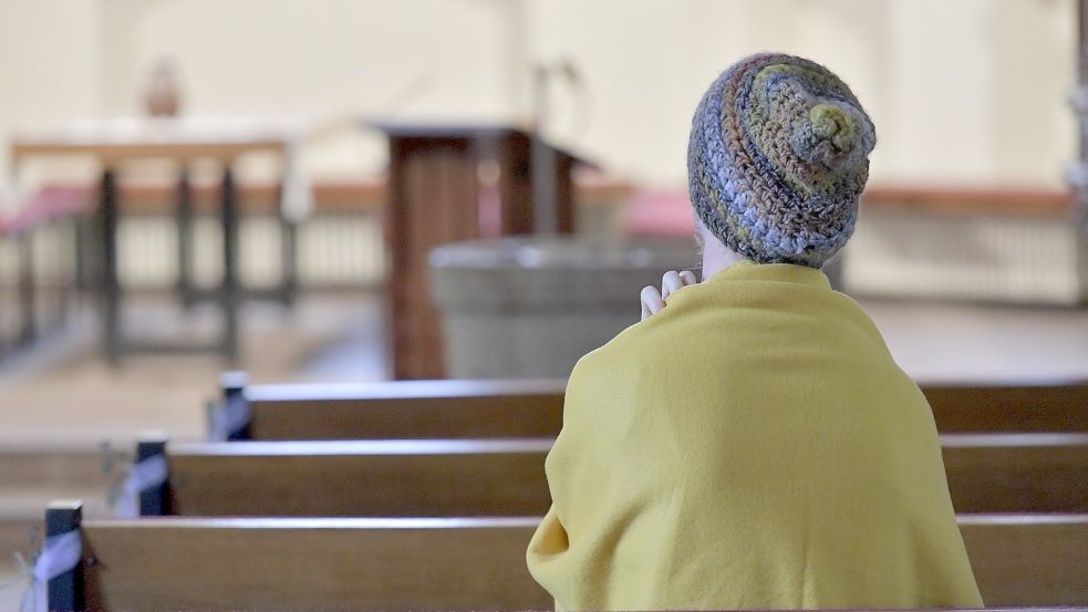 Damit man im Winter in der Kirche nicht friert, helfen notfalls Strickmütze und Decke: Symbolfoto: Ortgies