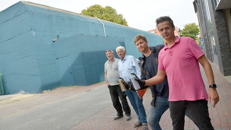 Hasan Nazifoglu (von links) und Helmut Klees kümmerten sich um die Finanzierung und um die Planung. Ingo Oltmanns und Andreas Kutzner gehören zu den Künstlern, die den Bunker verschönern wollen. Foto: Hillebrand